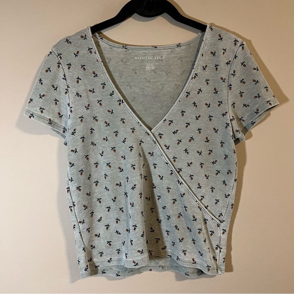 ✨ American Eagle Women’s Light Green Floral V Neck Top Small - Picture 1 of 8